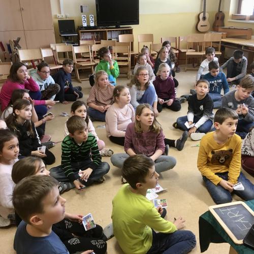 Kinder bekommen Geschichte vorgelesen