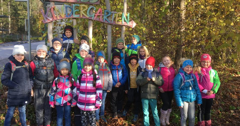 Schulklasse besucht Waldkindergarten