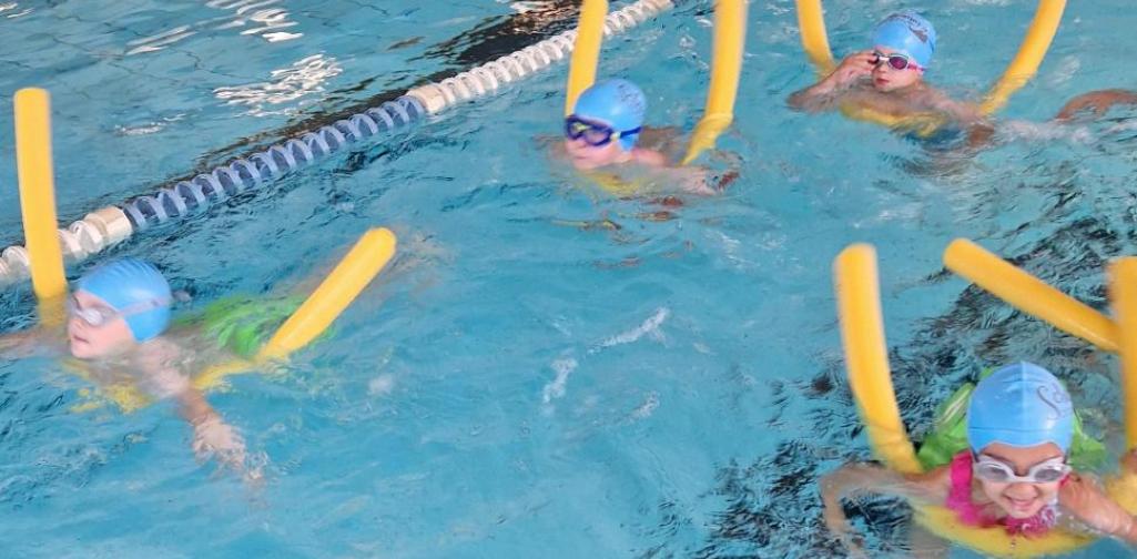 Gabriele Rausch Schwimmen mit Schwimmnudel